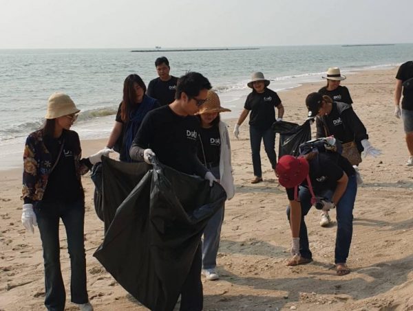 DETI นำทีมเก็บขยะชายหาดปลูกจิตสำนึกเพื่อสิ่งแวดล้อม